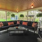 The Royal Manor Inn