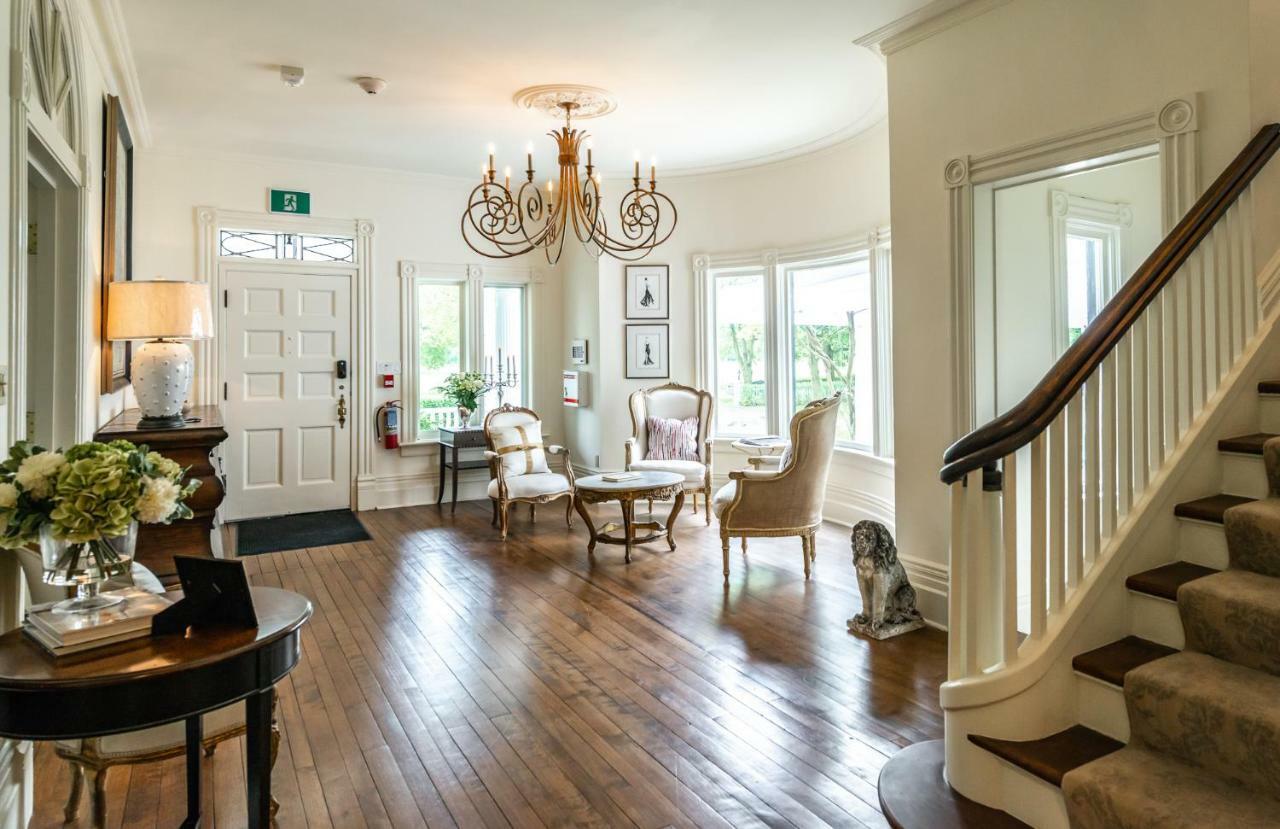 Lakewinds Country Manor Bed & Breakfast